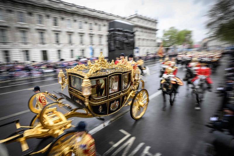 El rey Carlos III viaja en la carroza Diamond Jubilee durante la 'Procesión del Rey', un viaje de dos kilómetros desde el Palacio de Buckingham hasta la Abadía de Westminster.