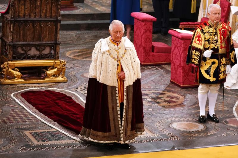 El rey Carlos III durante la ceremonia de coronación en la Abadía de Westminster