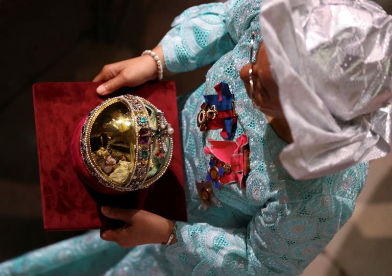 El Orbe es llevado a la Abadía de Westminster  antes de la coronación del rey Carlos III.