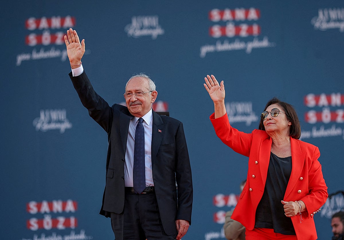 Kemal Kilicdaroglu, candidato presidencial de la principal alianza de oposición de Turquía, flanqueado por su esposa Selvi Kilicdaroglu