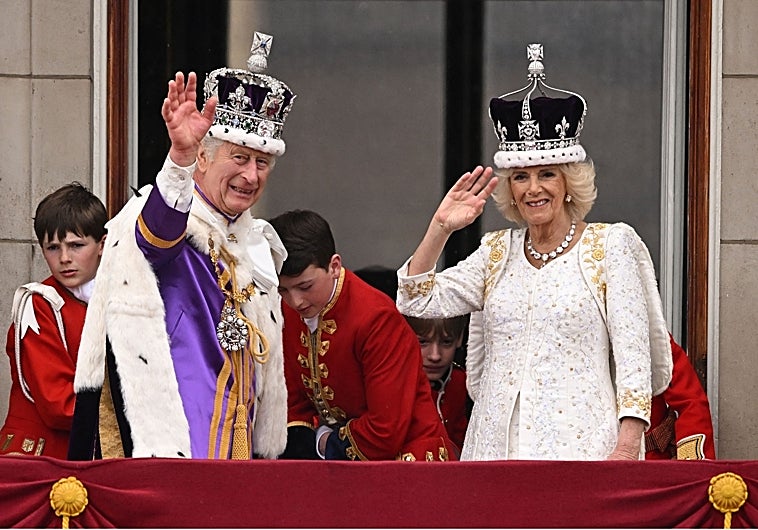 El Rey Carlos III y la Reina Camila saludan desde el balcón del Palacio de Buckingham