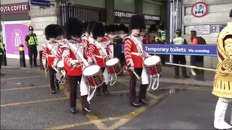 Miembros de la Marina Real británica llegan en tren a Londres para la coronación de Carlos III