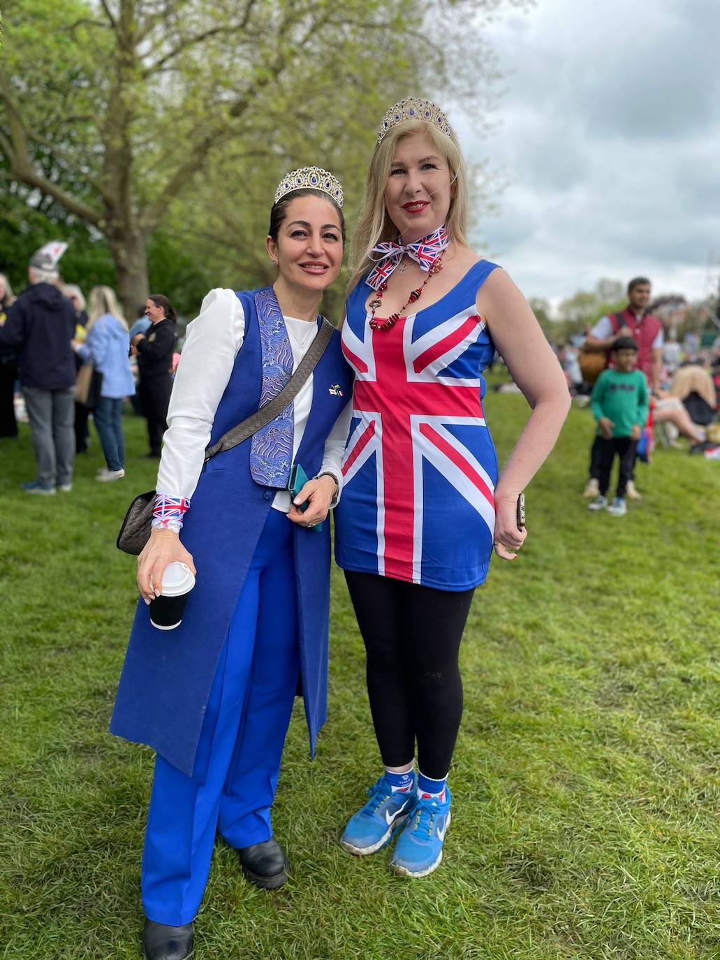 Dos mujeres esperan disfrutar del concierto en Windsor para celebrar la Coronación del Rey Carlos III.