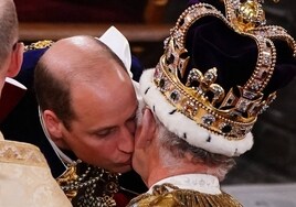 Las palabras que un emocionado Rey Carlos III susurró al Príncipe Guillermo después del juramento de lealtad