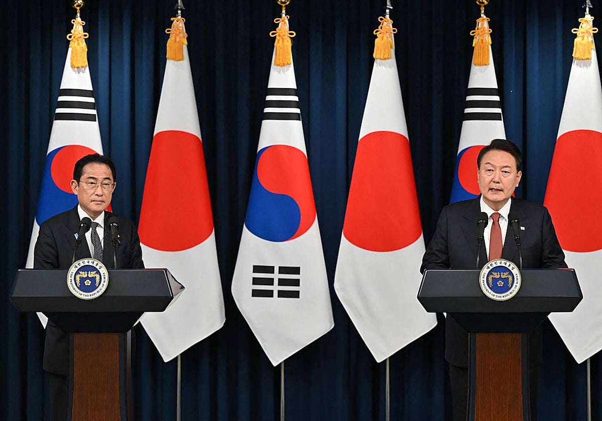 El primer ministro japonés, Fumio Kishida, con el presidente de Corea del Sur, Yoon Suk Yeol