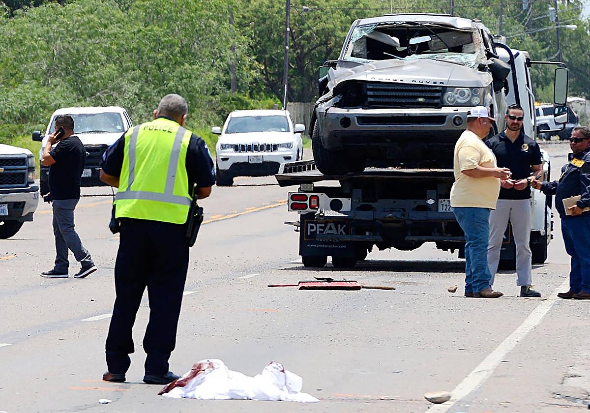 La Policía retira el vehículo que ha arrollado una parada de autobús en Brownsville, Texas