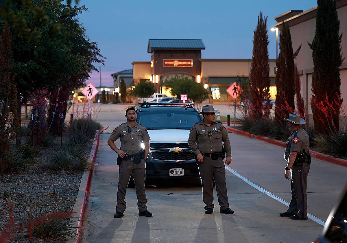 Policías de Texas, en el centro comercial donde tuvo lugar el tiroteo.