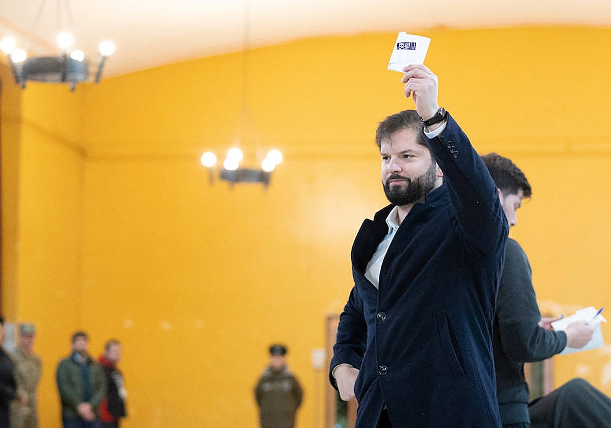 Gabriel Boric emite su voto en los comicios constituyente en Punta Arenas
