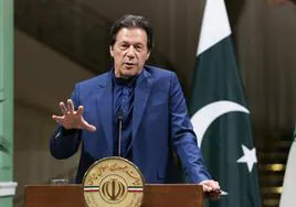 Imran Khan, auge y caída del campeón de críquet y 'playboy' que prometió una reforma imposible en Pakistán