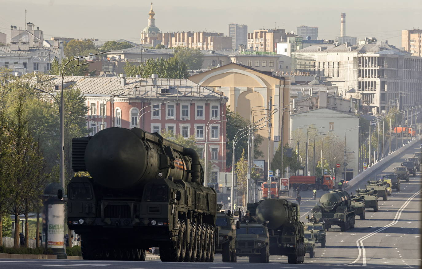 Vehículos militares en las calles de Moscú en el Día de la Victoria