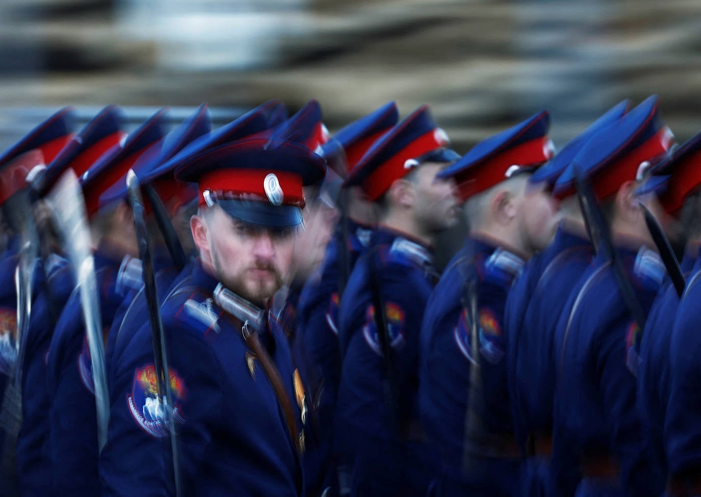 MIlitares rusos desfilan con sus sables.