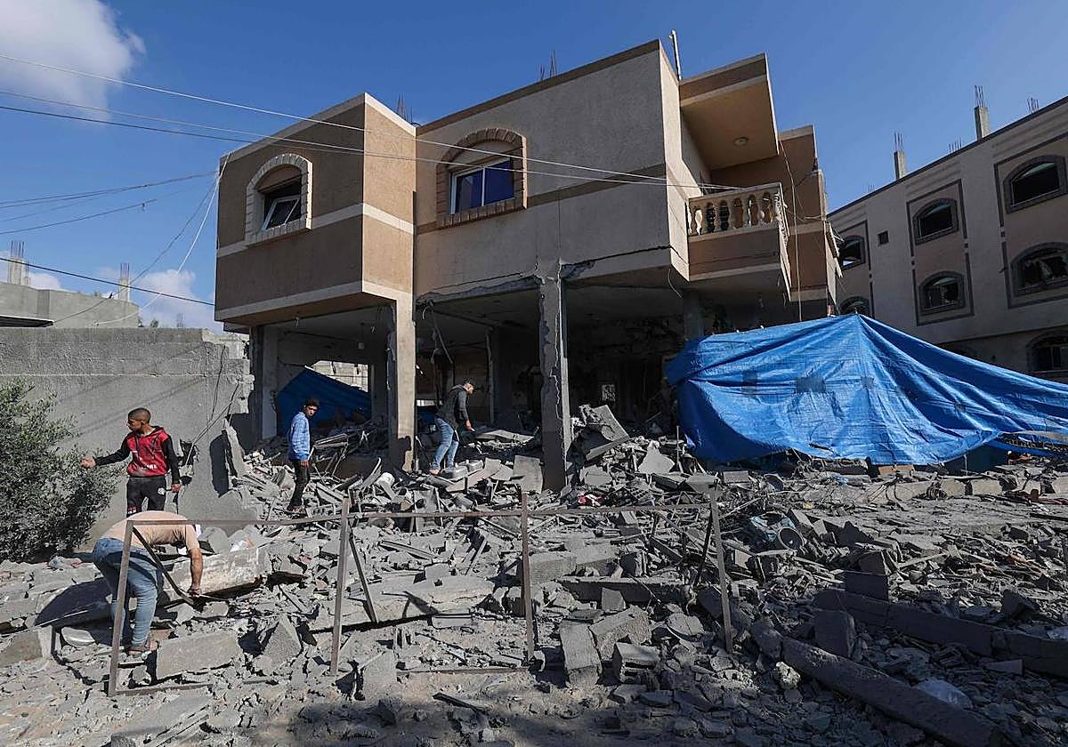 Restos del ataque aéreo israelí en Gaza de este martes