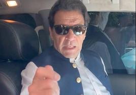 El ex primer ministro pakistaní Imran Khan, detenido cuando acudía a un juicio por corrupción