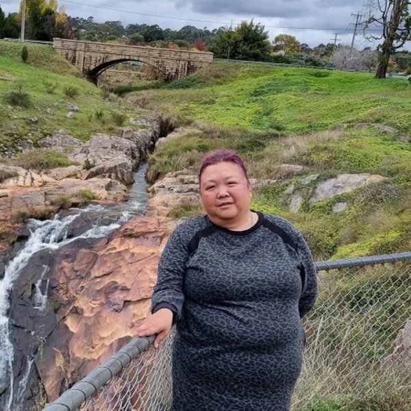 Sobrevive cinco días en una selva australiana a base de piruletas y una botella de vino