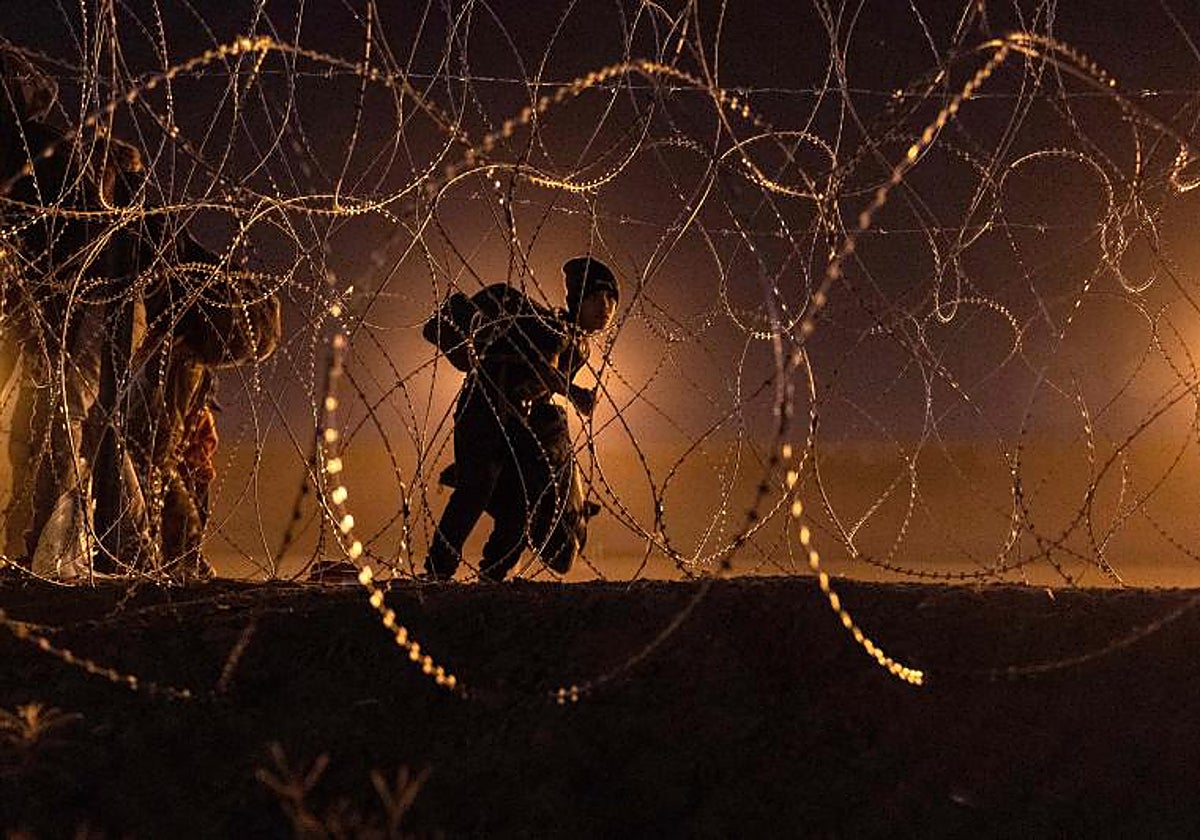 Inmigrantes tratando de cruzar la frontera para pedir asilo en El Paso
