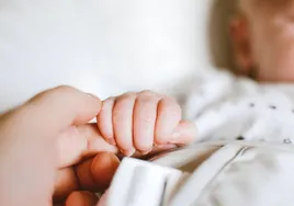 Nace en Reino Unido el primer bebé con ADN de tres personas