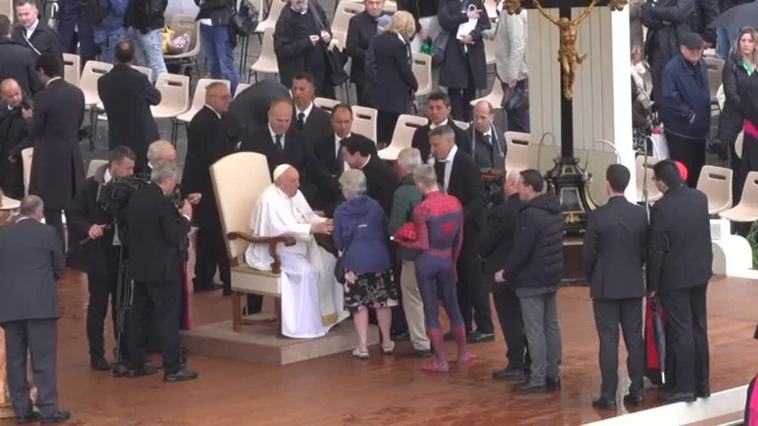 Spiderman se presenta ante el papa Francisco en El Vaticano