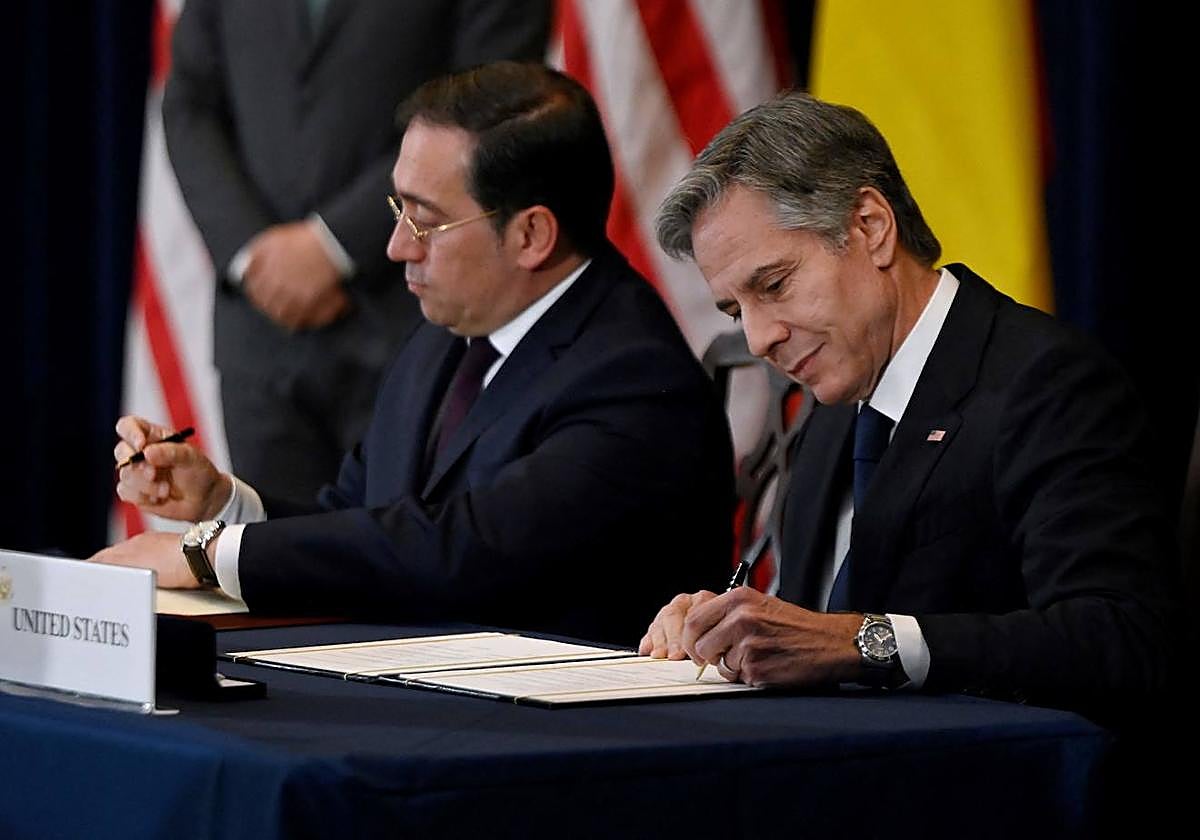 El Secretario de Estado de EE. UU., Antony Blinken (D), y el Ministro de Relaciones Exteriores de España, José Manuel Albares