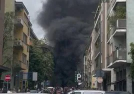 Un camión cargado de bombonas de oxígeno provoca una potente explosión en el centro de Milán
