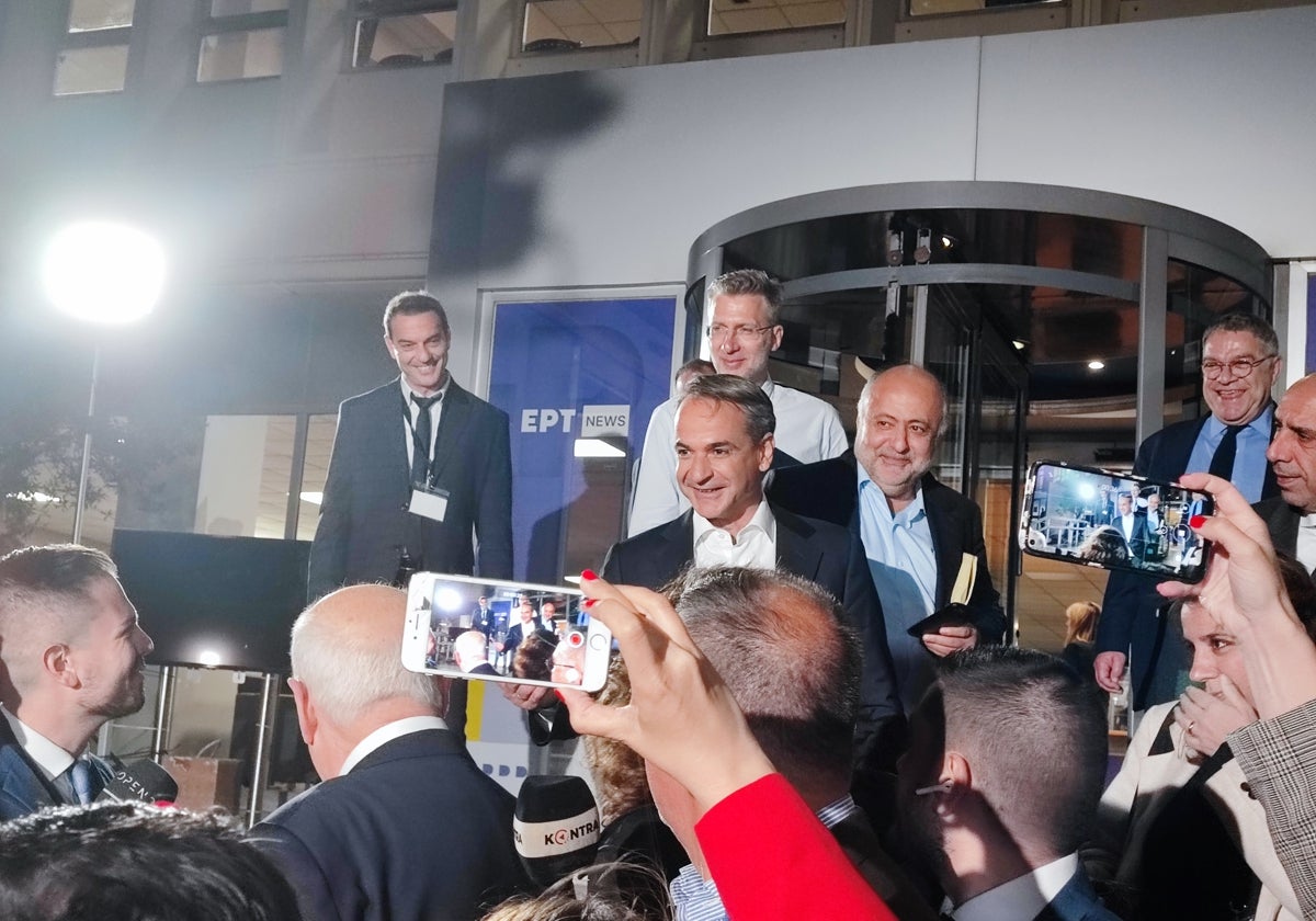 El primer ministro Kyriakos Mitsotakis, al llegar al debate electoral