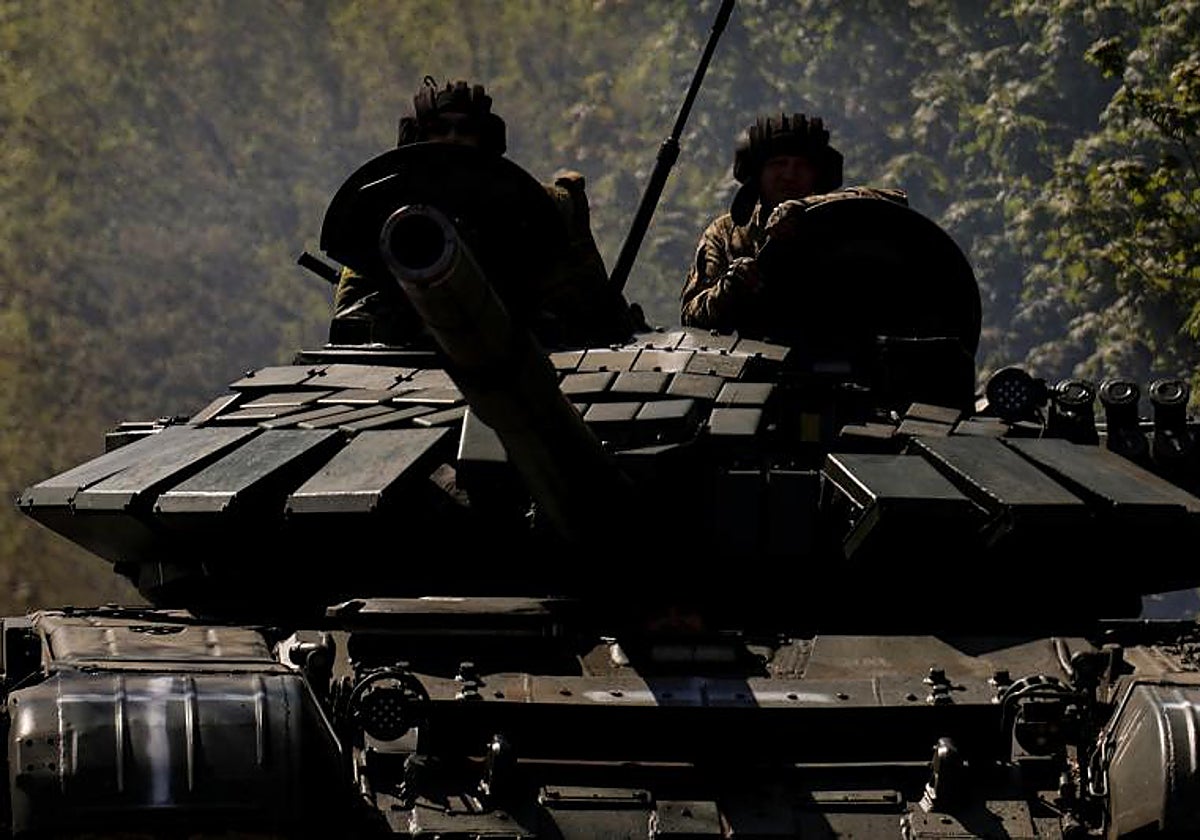 Tanque ucraniano que va de camino a la ciudad de Bajmut