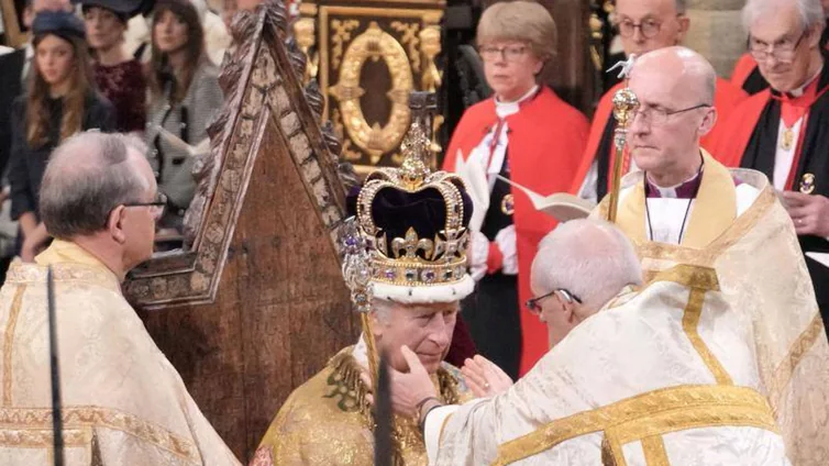 El arzobispo que coronó a Carlos III, multado con 570 euros por exceso de velocidad