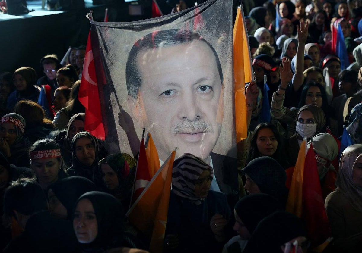 Una pancarta con el rostro de Erdogan en Ankara