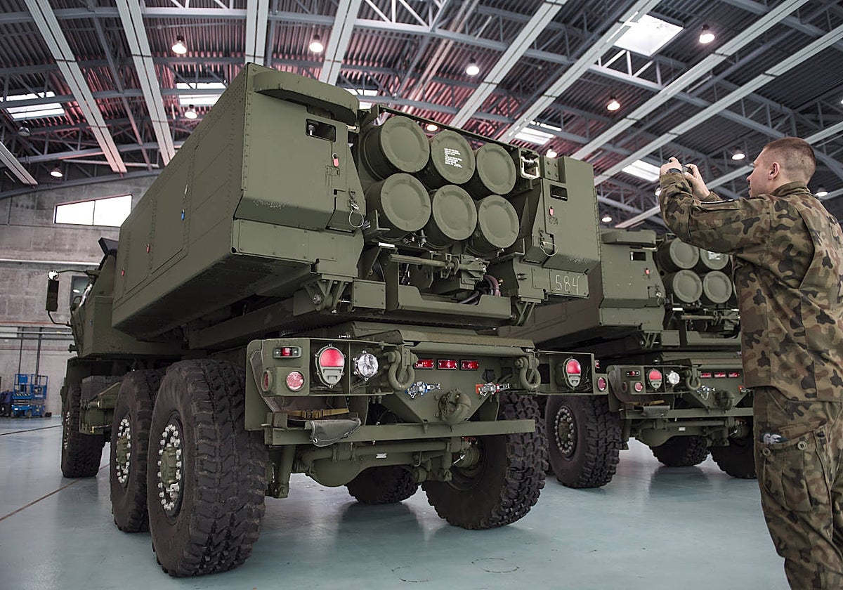 Un soldado polaco contempla el interior de un sistema HIMARS