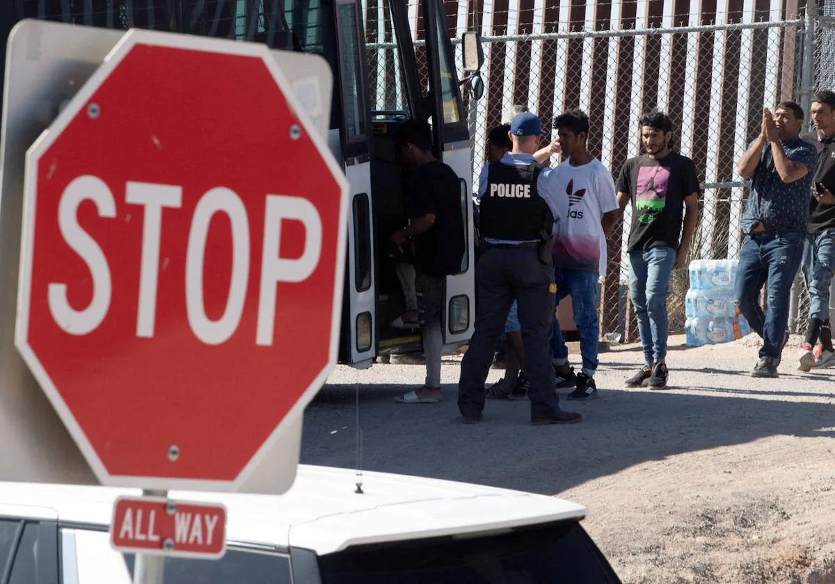 Registro policial en la frontera entre EE.UU. y México