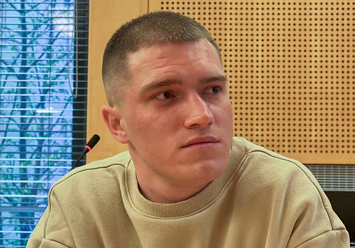 El excomandante Andrei Medvedev ofrece su testimonio durante una sesión en la corte noruega