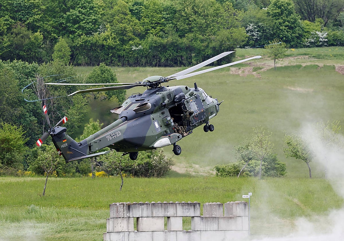 Un helicóptero militar vuela durante una visita del ministro de Defensa alemán, Boris Pistorius Bundeswehr en Hammelburg, Alemania