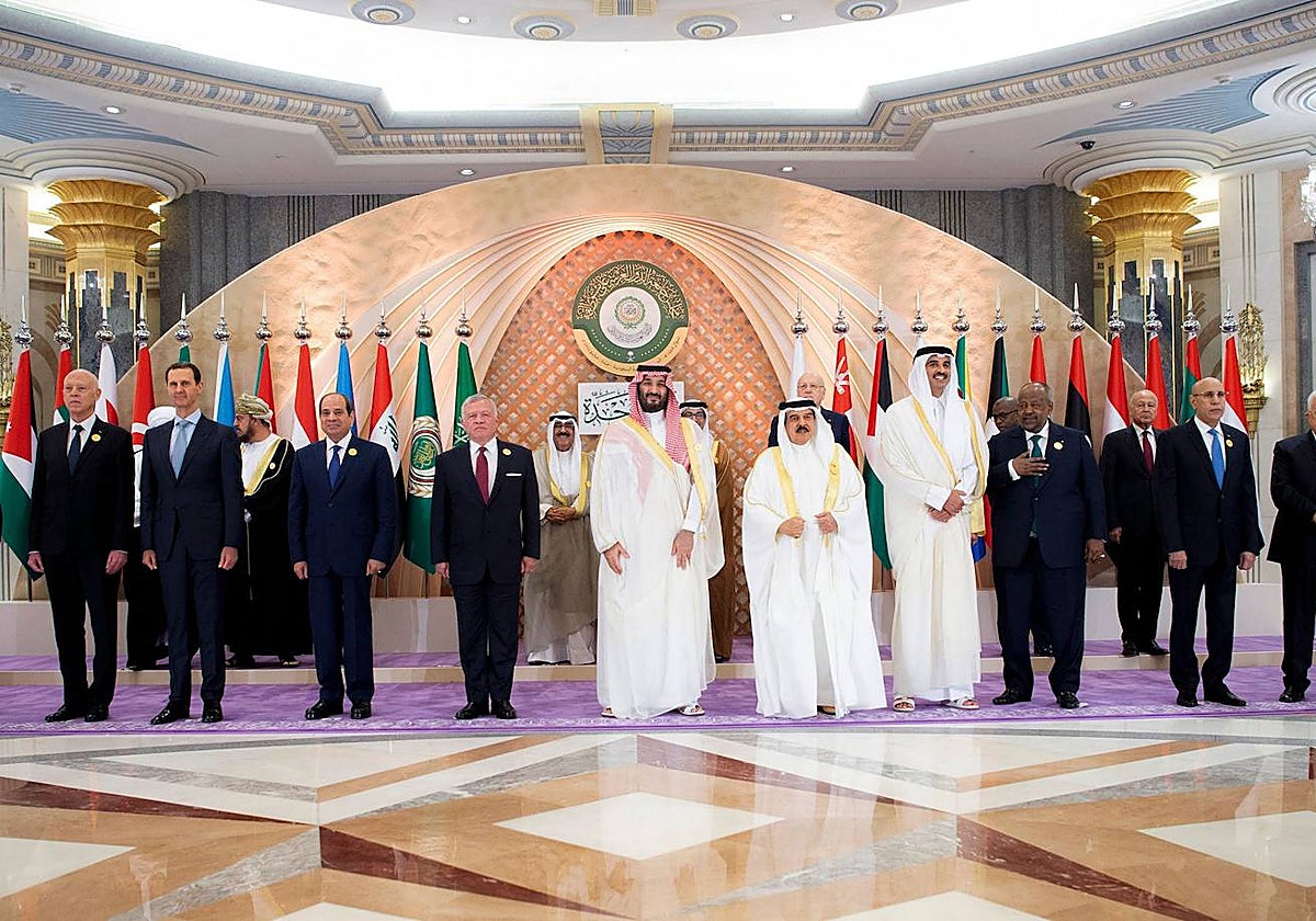 Líderes árabes posan para una foto antes de la cumbre de la Liga Árabe, en Jeddah, Arabia Saudita