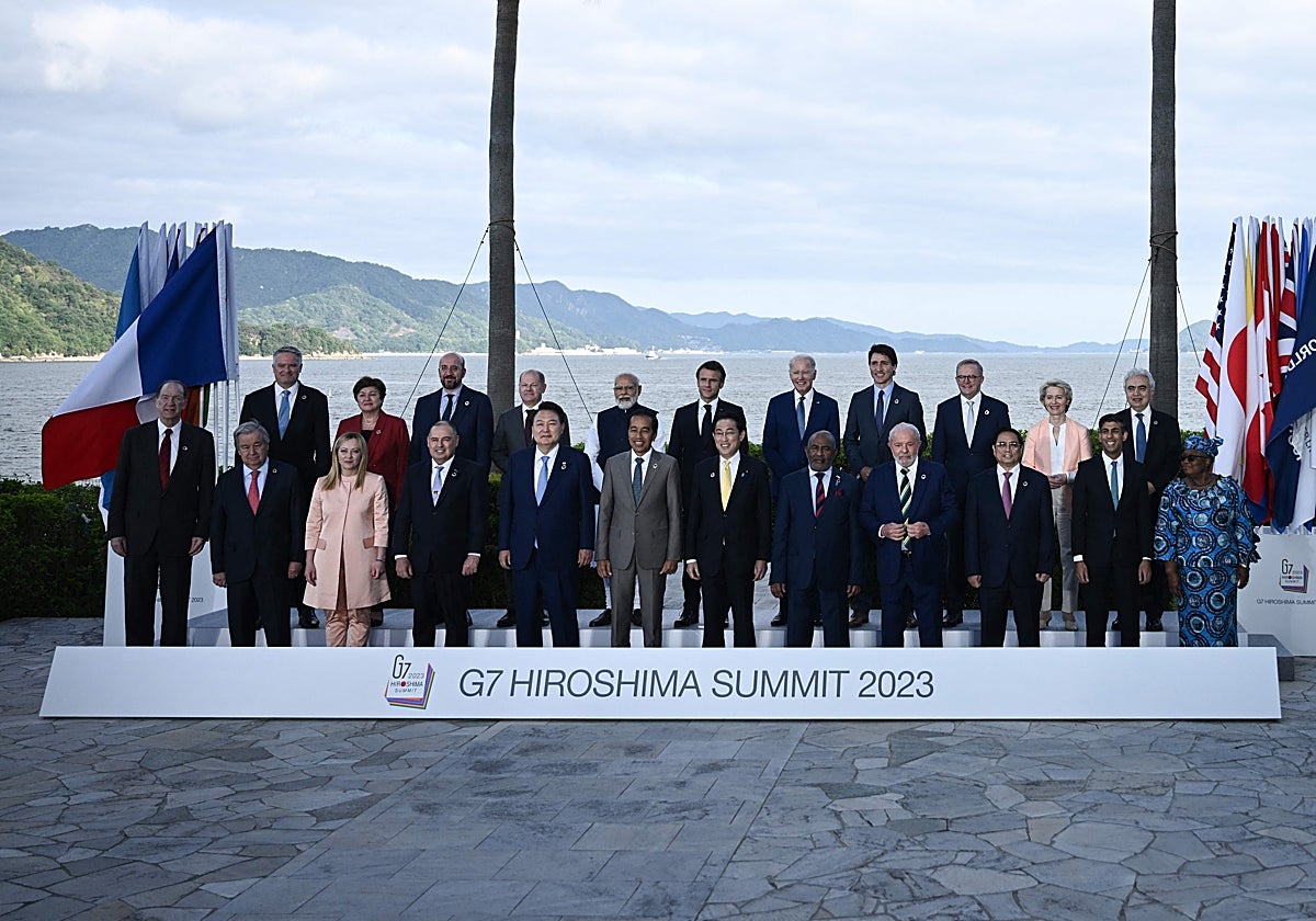 Foto de familia de los líderes que participan en la cumbre del G-7 en Hiroshima (Japón)