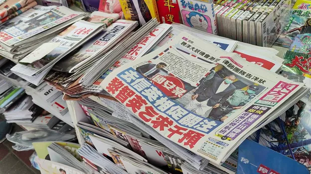 Publicaciones periódicas en un quiosco de Hong Kong informando sobre el arresto de Jimmy Lai, magnate de la prensa critica el régimen chino