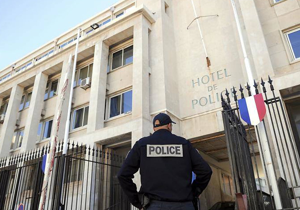 Un oficial de la policía de Marsella, Francia