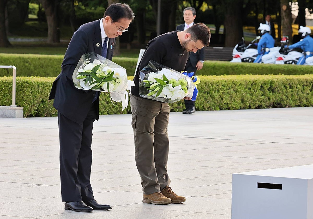 Kishida y Zelenski depositan ramos de flores en el memorial de las víctimas de la bomba atómica en Hiroshima