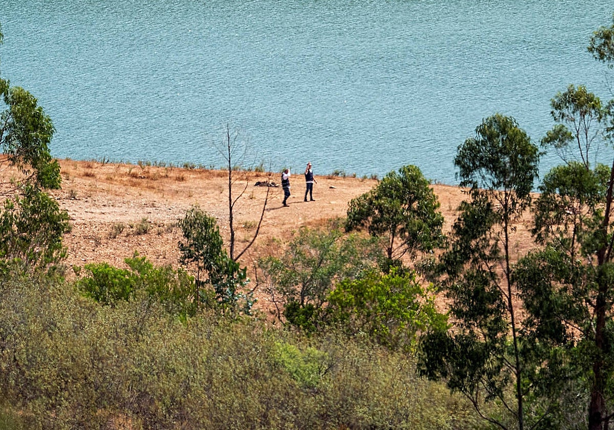Agentes de Policía en los alrededores del embalse donde se va buscar el cuerpo