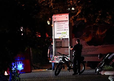 Imagen secundaria 1 - Agentes del Servicio Secreto investigan el vehículo siniestrado, incluyendo una bandera nazi encontrada en él