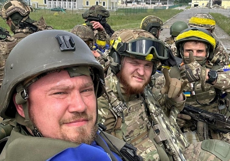 Miembros del Cuerpo de Voluntarios de Rusia tomaron una foto de un vehículo blindado en la zona fronteriza de Graivoron en Kozinka, región de Belgorod, Rusia