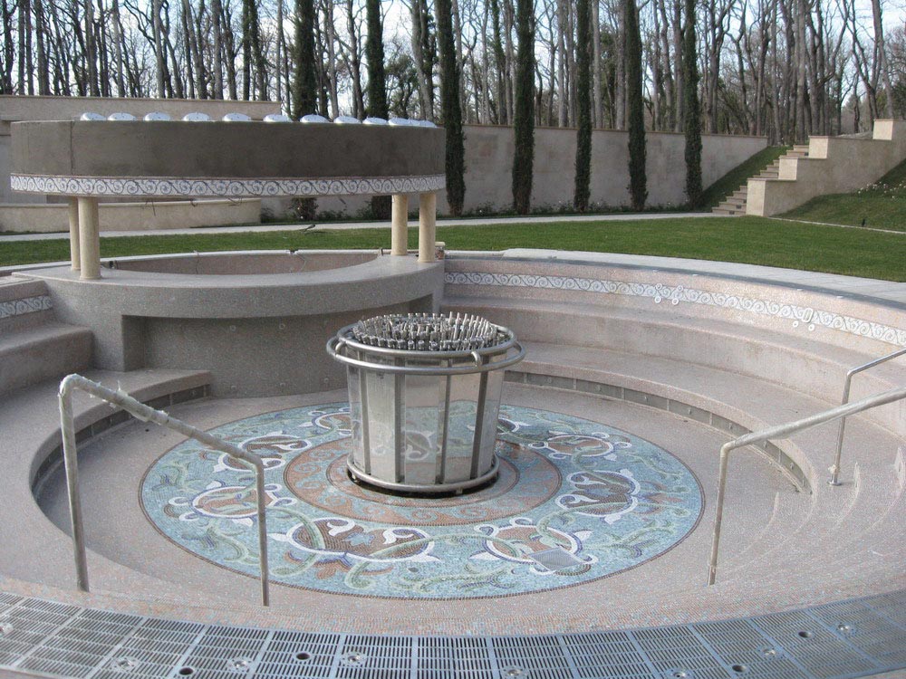 Desde la piscina se puede llegar a la calle, a un lugar que se indica en el plano como un aquadisco, una discoteca de agua