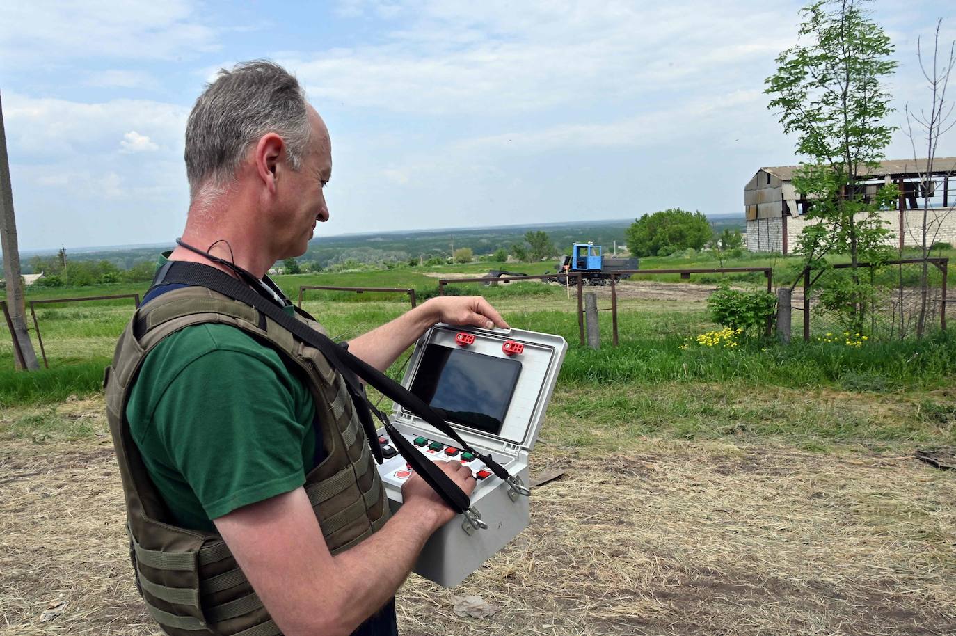Tractores con control remoto y mucha paciencia: así desminan los agricultores ucranianos sus campos para poder sembrar