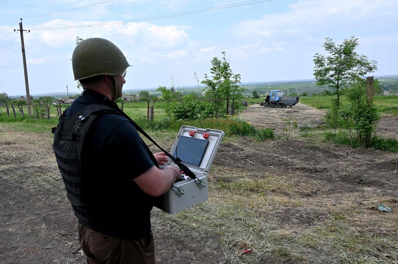Un desminador ucraniano utiliza el sistema remoto de un arrastre de minas para limpiar un campo de minas terrestres colocadas por las tropas rusas cerca de la ciudad de Balakliya, región de Jarkov