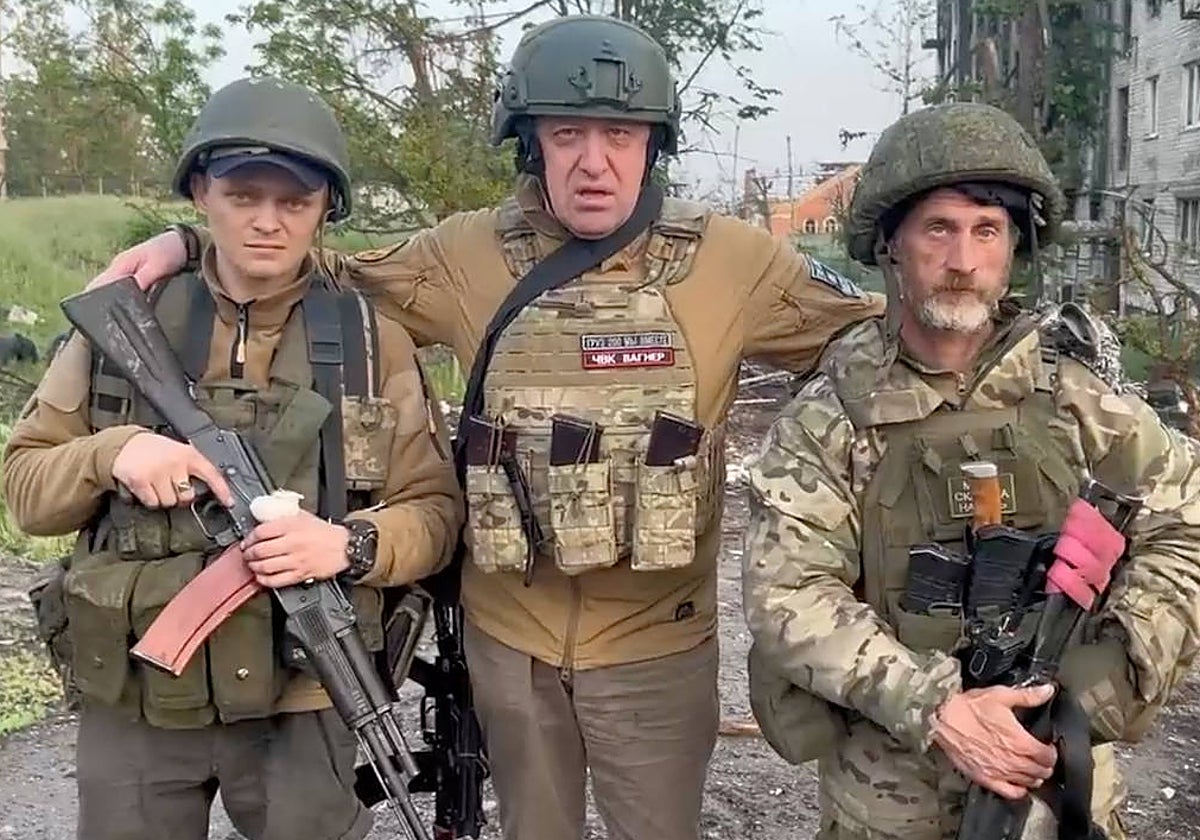 El líder del grupo Wagner posa con dos de sus mercenarios en Bajmut