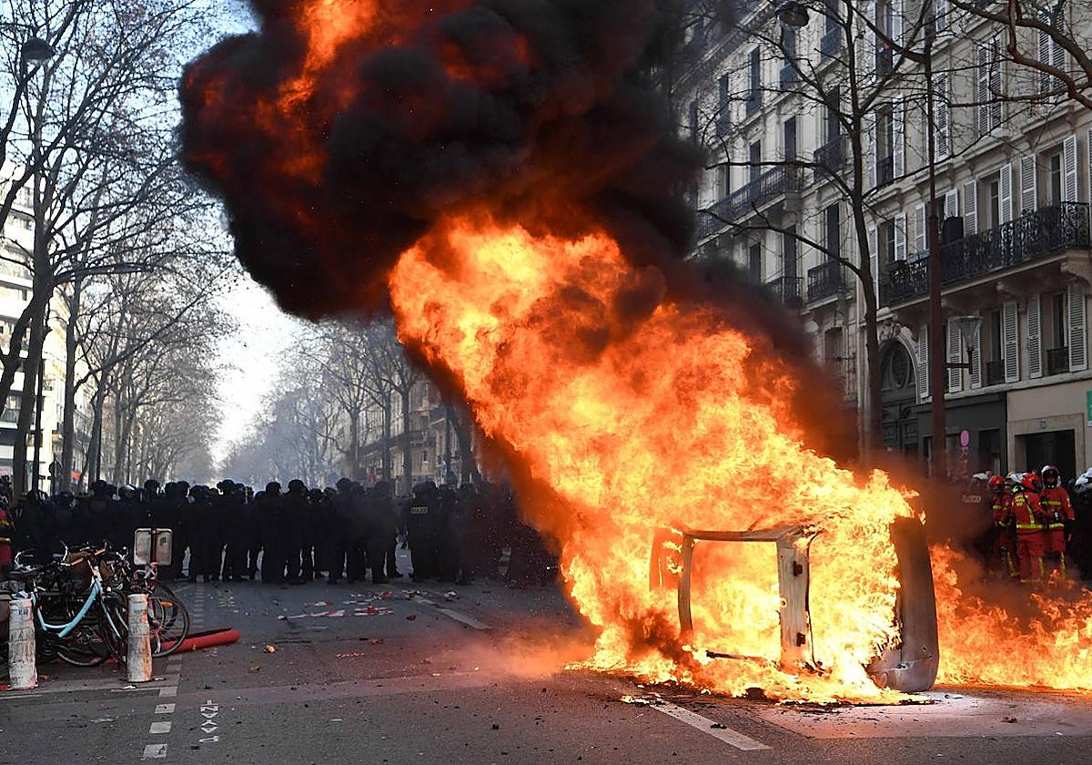 Un coche arde en una calle de París durante una nueva jornada de protestas en Francia