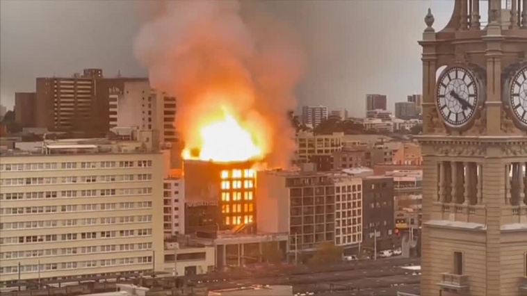 El fuego consume un edificio de siete plantas en Sídney
