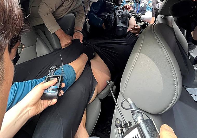 El hombre que abrió la puerta del avión en el momento de la detención