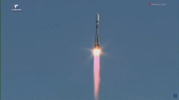 Rusia lanza un cohete Soyuz que transporta un satélite de observación