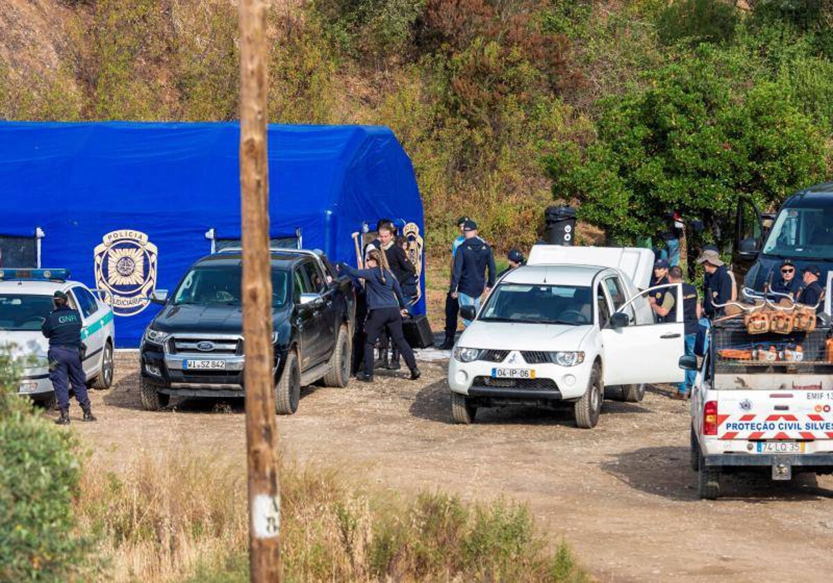 Efectivos policiales, durante la búsqueda en el pantano portugués para dar más detalles sobre el caso Madeleine