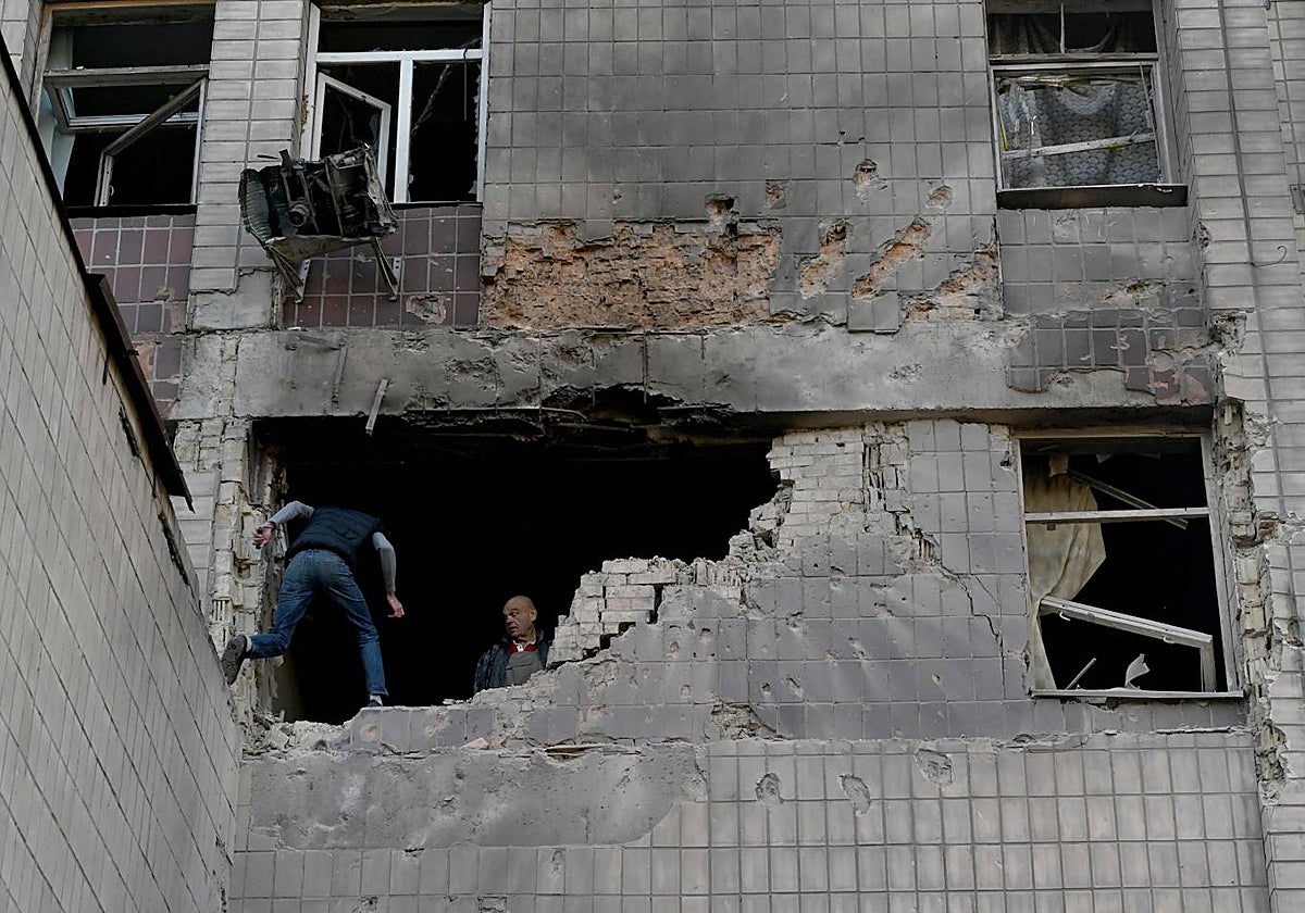Un edificio destruido, consecuencia de bombardeos sobre Kiev