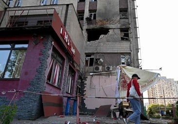 Ucrania acusa a Rusia de lanzar el mayor ataque de drones contra Kiev y mata al menos a dos personas